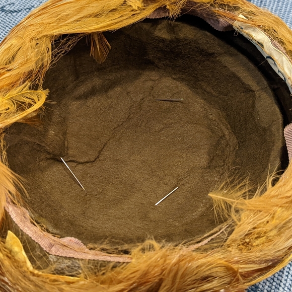 Vintage 1950s-1960s Eva Marie Paris New York feathered pillbox hat. Small size. - Picture 4 of 5